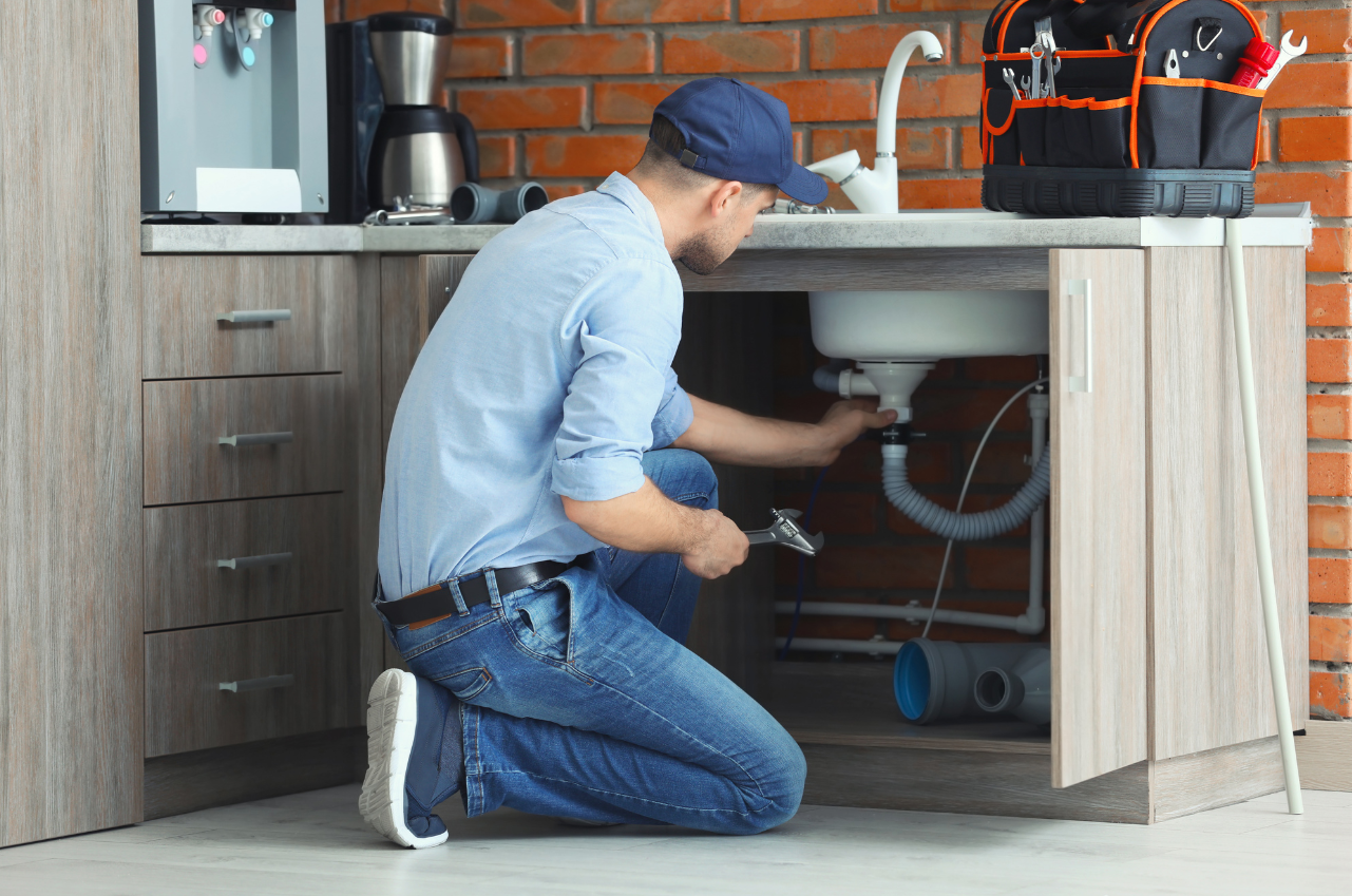 FAM Plumbing Dubai plumber conducting comprehensive inspection in Dubai home