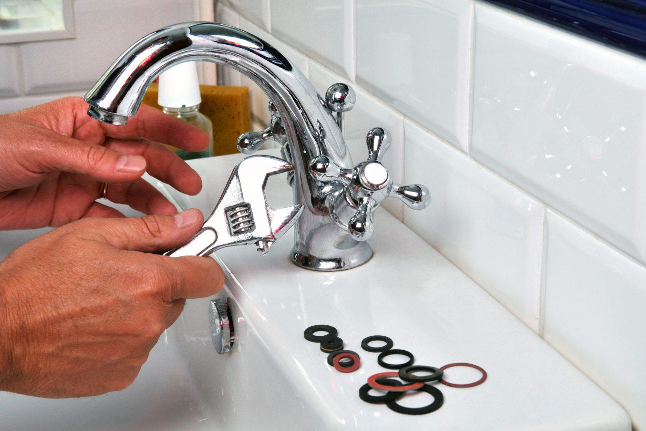 FAM Plumbing Dubai plumber fixing leaking kitchen faucet in Dubai villa with professional tools